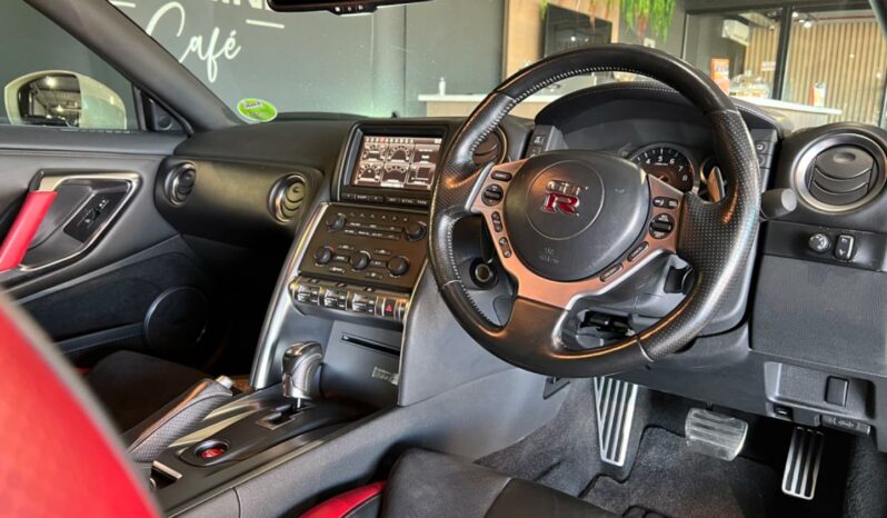 
								2010 Nissan GT-R Black Edition full									