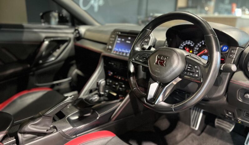 
								2019 Nissan GT-R Black Edition full									
