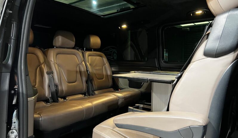 
								2022 Mercedes-Benz V-Class V300d Exclusive AMG Line full									