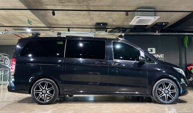 
								2022 Mercedes-Benz V-Class V300d Exclusive AMG Line full									