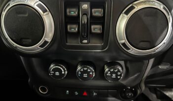 
									2013 Jeep Wrangler Unlimited 3.6L Sahara full								