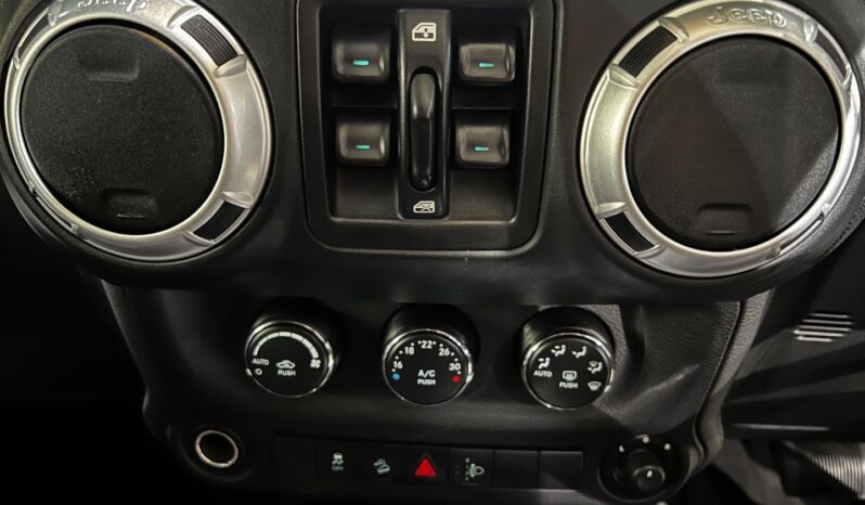 
								2013 Jeep Wrangler Unlimited 3.6L Sahara full									