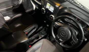 
									2013 Jeep Wrangler Unlimited 3.6L Sahara full								