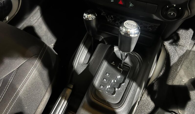 
								2013 Jeep Wrangler Unlimited 3.6L Sahara full									