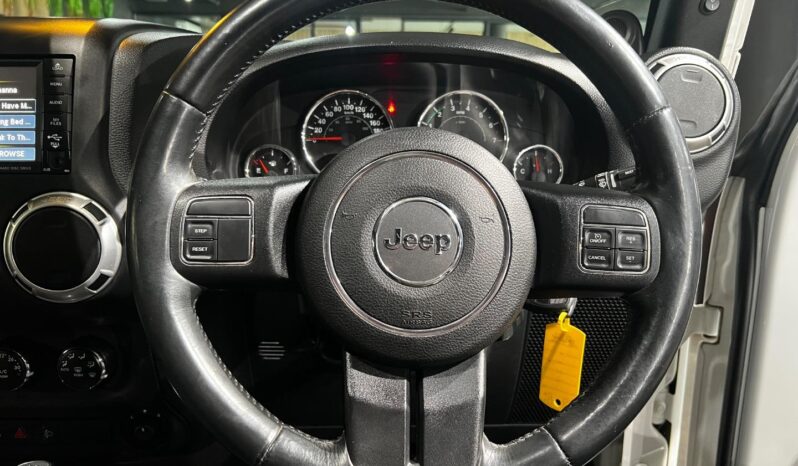 
								2013 Jeep Wrangler Unlimited 3.6L Sahara full									