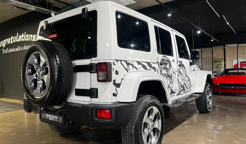 
								2013 Jeep Wrangler Unlimited 3.6L Sahara full									