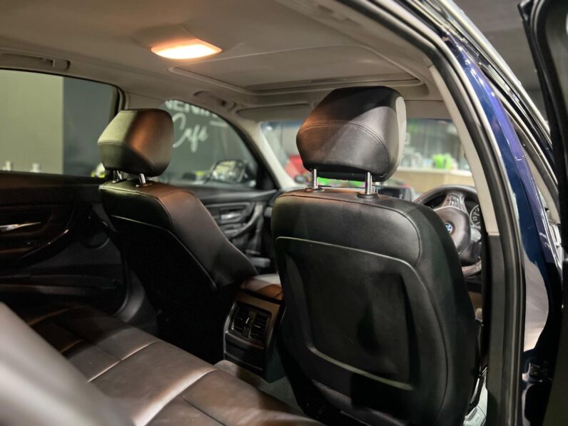 
								2013 BMW 3 Series 320i Luxury Auto full									