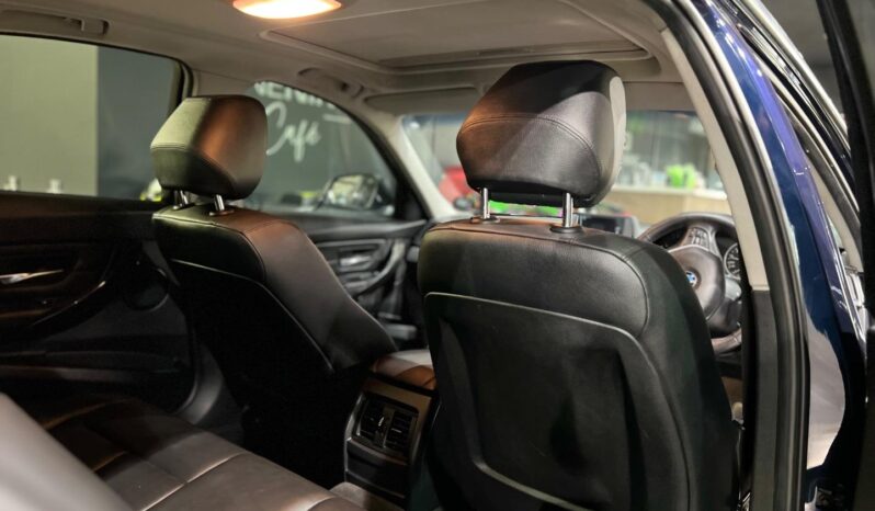 
								2013 BMW 3 Series 320i Luxury Auto full									