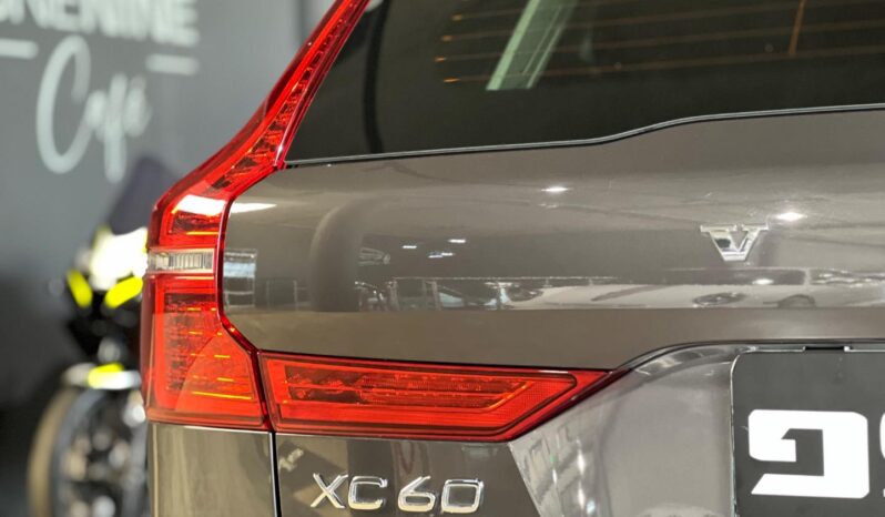 
								2023 Volvo XC60 B6 AWD Ultimate Dark full									