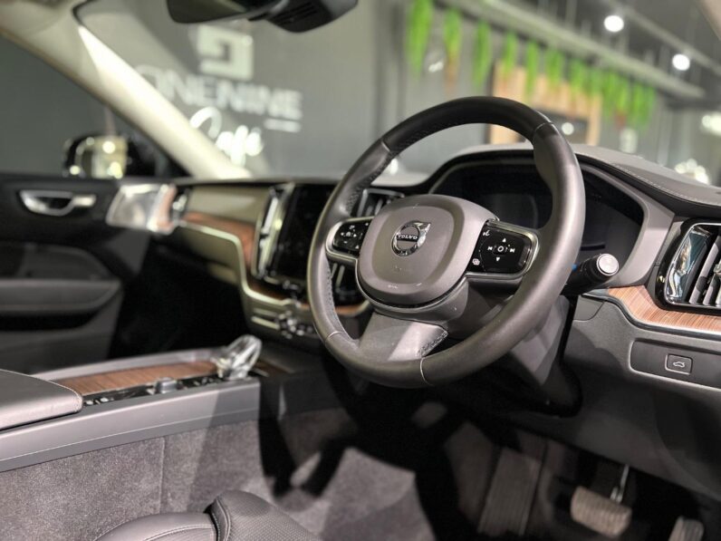 
								2023 Volvo XC60 B6 AWD Ultimate Dark full									