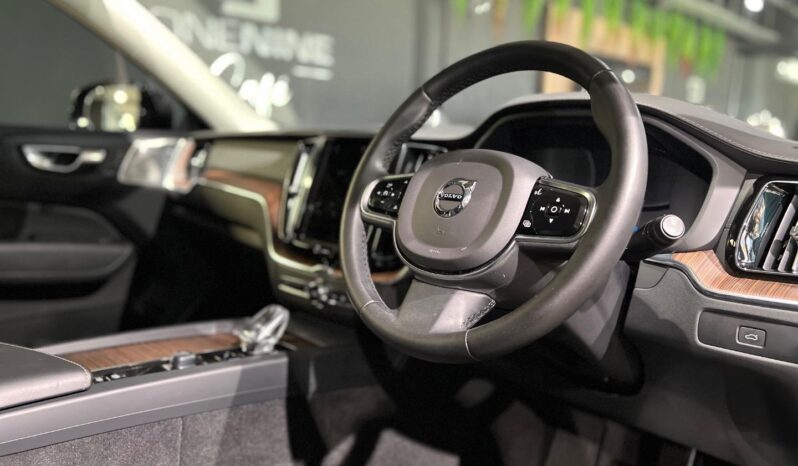 
								2023 Volvo XC60 B6 AWD Ultimate Dark full									