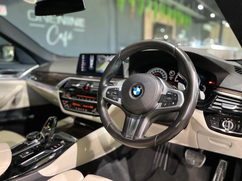 
								2017 BMW 5 Series 520d M Sport full									