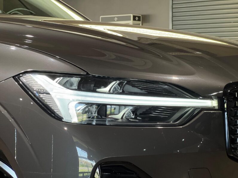 
								2023 Volvo XC60 B6 AWD Ultimate Dark full									