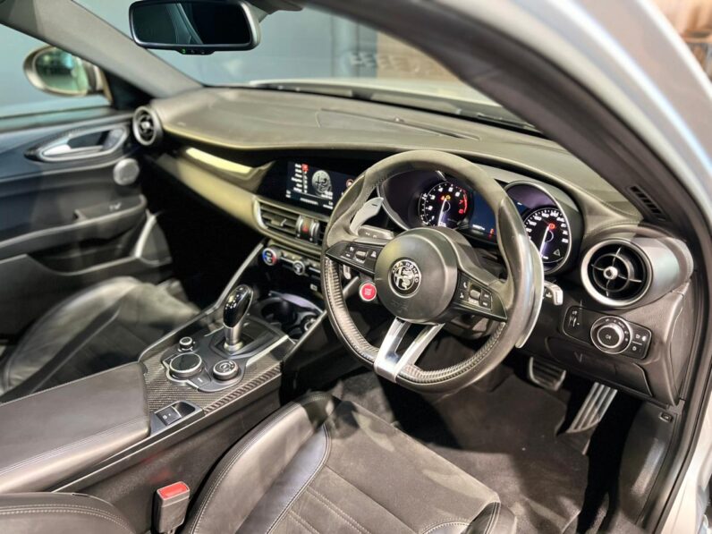 
								2017 Alfa Romeo Giulia Quadrifoglio full									