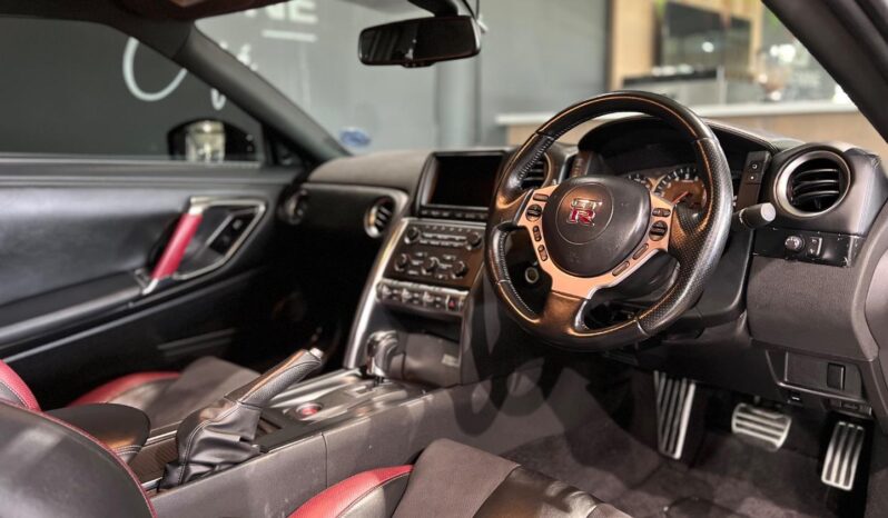 
								2010 Nissan GT-R Black Edition full									