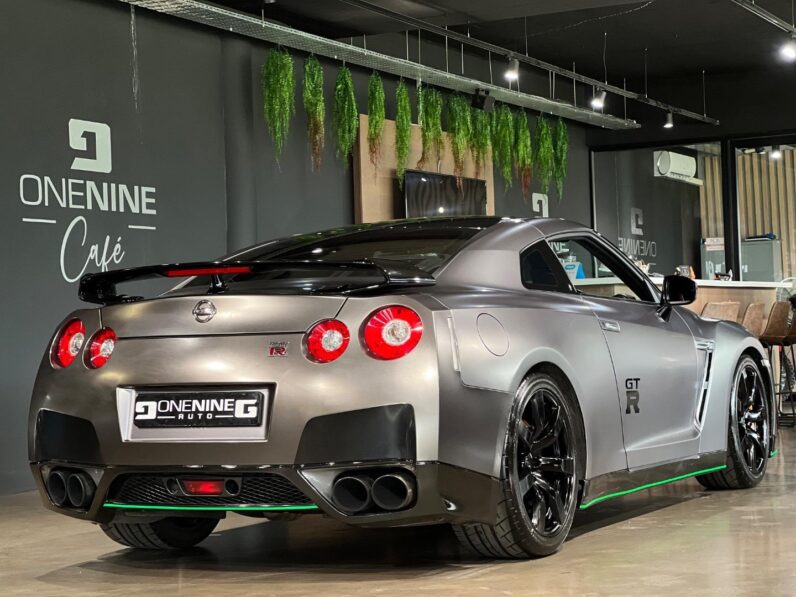 
								2010 Nissan GT-R Black Edition full									