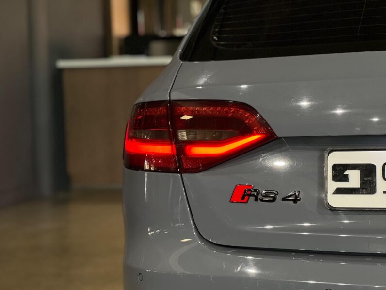 
								2013 Audi RS4 Avant Quattro full									