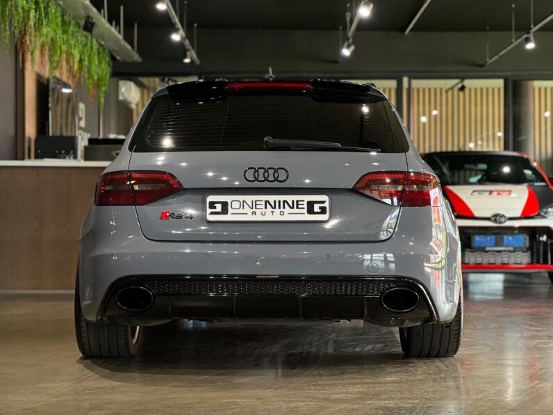 
								2013 Audi RS4 Avant Quattro full									