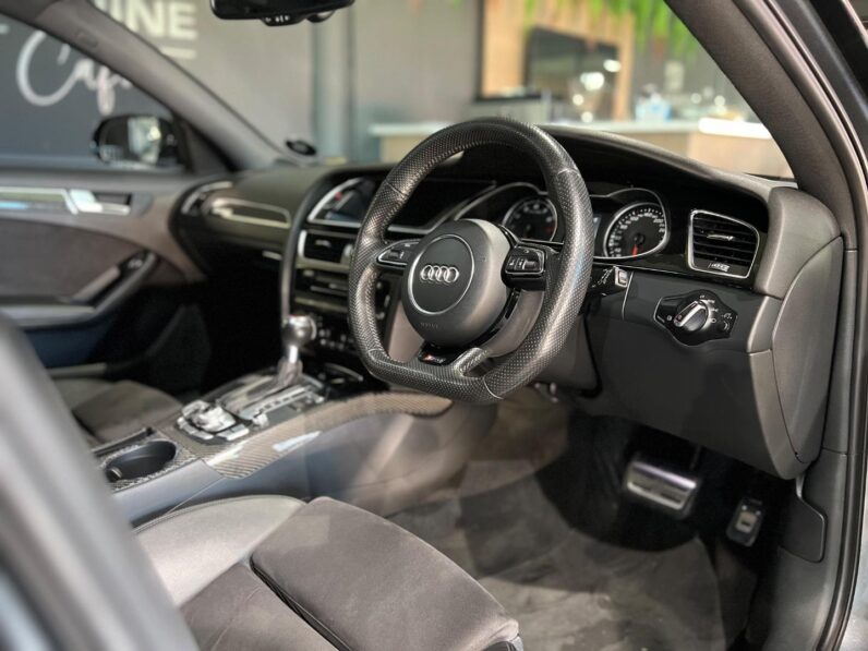 
								2013 Audi RS4 Avant Quattro full									