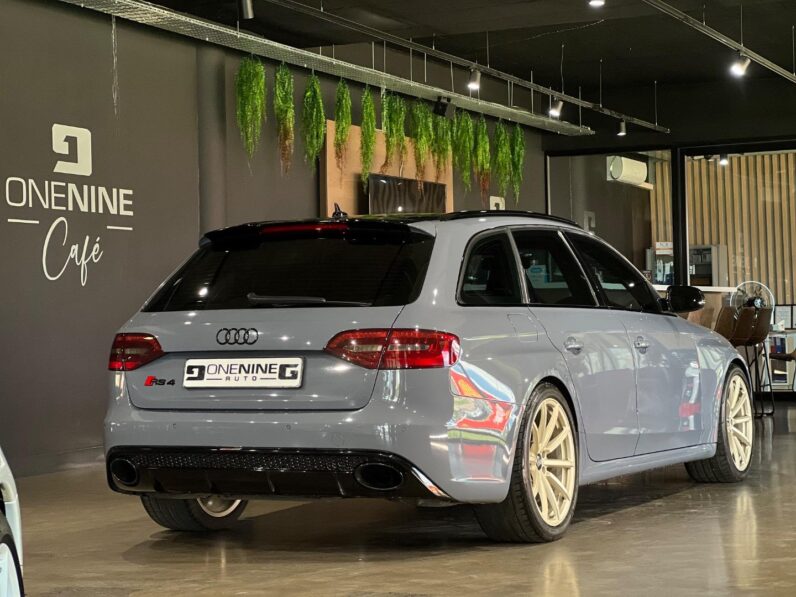 
								2013 Audi RS4 Avant Quattro full									