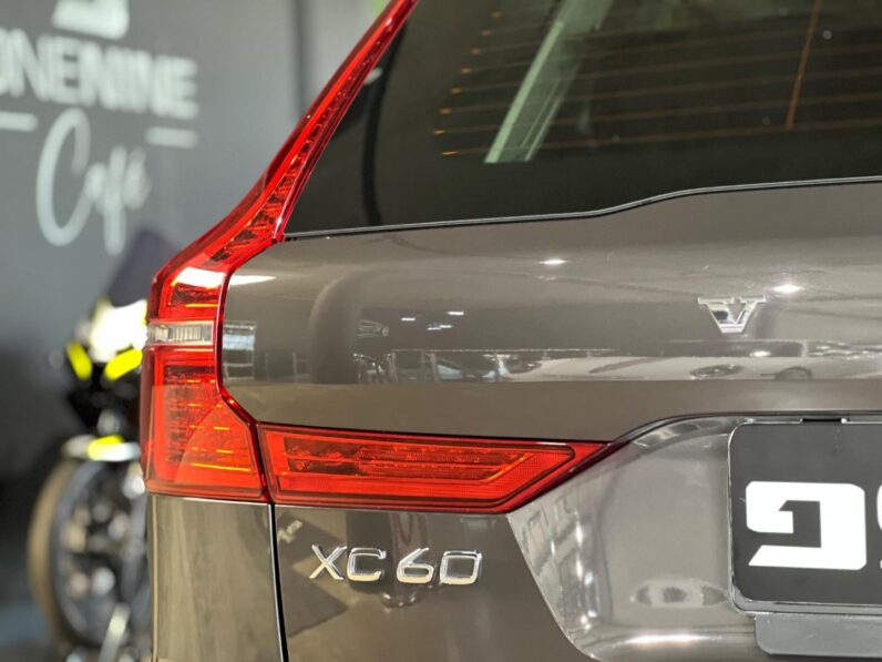 
								2023 Volvo XC60 B6 AWD Ultimate Dark full									