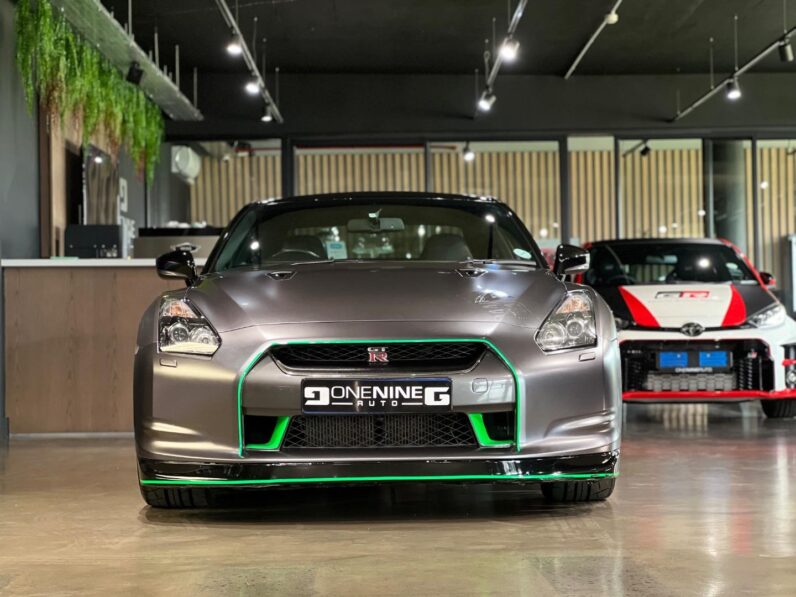 
								2010 Nissan GT-R Black Edition full									
