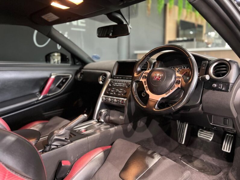 
								2010 Nissan GT-R Black Edition full									