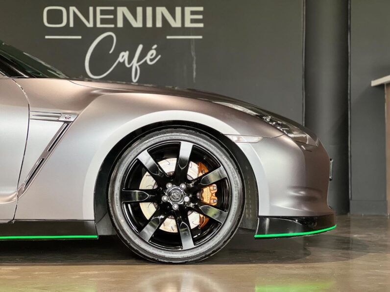 
								2010 Nissan GT-R Black Edition full									