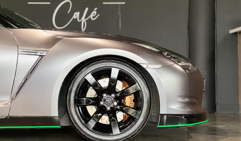 
								2010 Nissan GT-R Black Edition full									