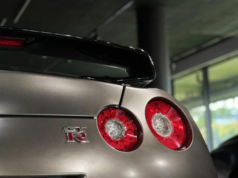 
								2010 Nissan GT-R Black Edition full									