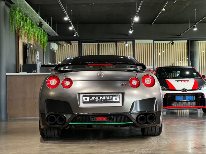 
								2010 Nissan GT-R Black Edition full									