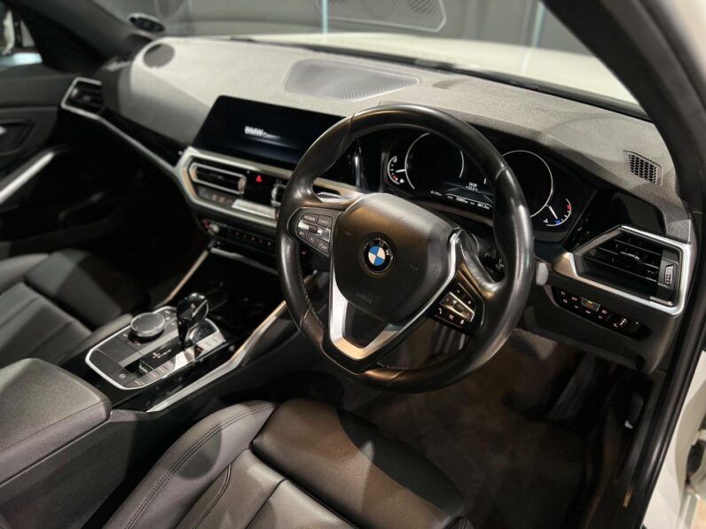 
								2021 BMW 3 Series 318i Sport Line Launch Edition full									