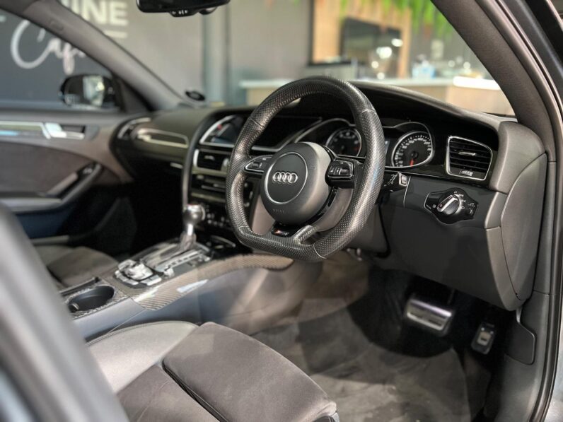 
								2013 Audi RS4 Avant Quattro full									