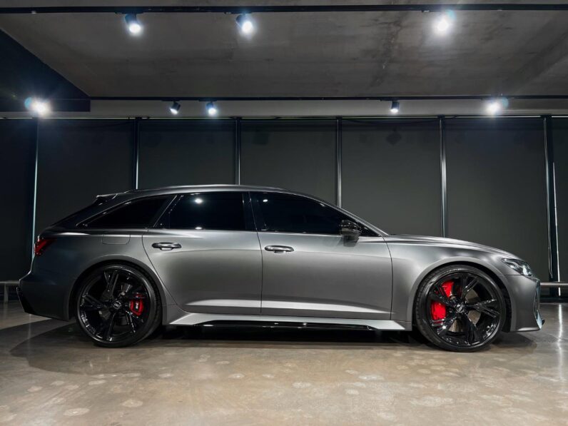 
								2022 Audi RS6 Quattro full									