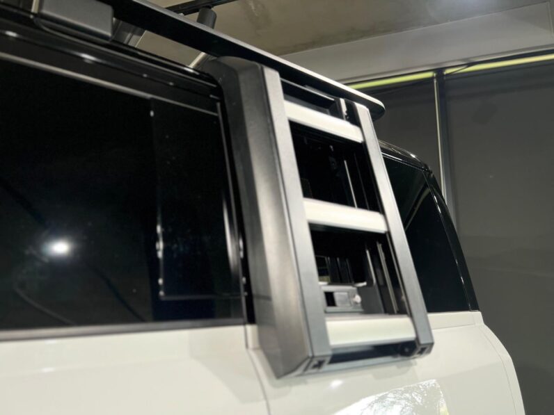 
								2025 Land Rover Defender 110 D350 X-Dynamic HSE full									