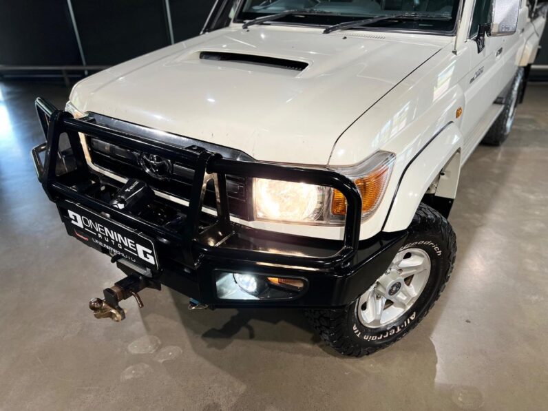 
								2015 Toyota Land Cruiser 79 4.5D-4D LX V8 Double Cab full									