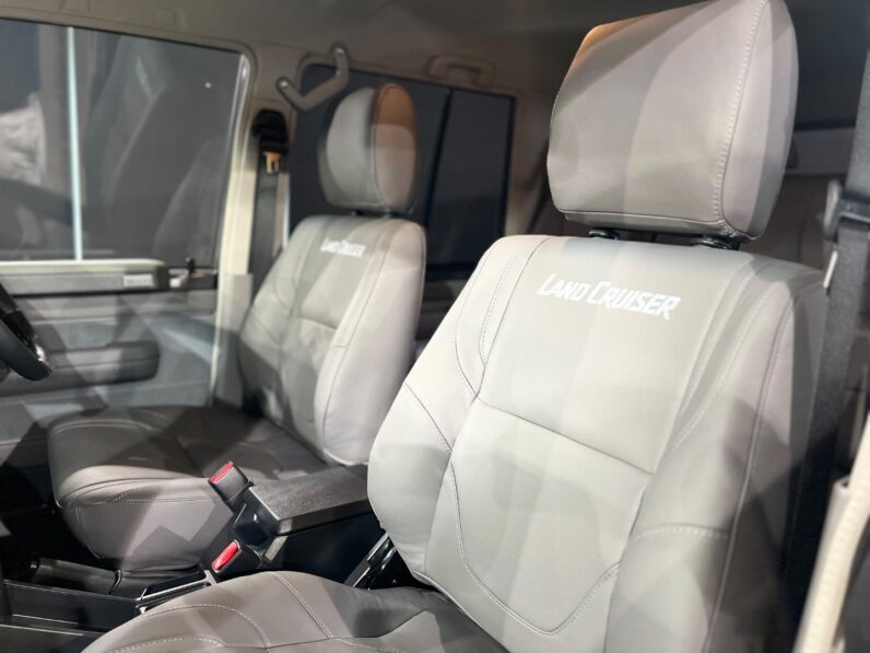 
								2026 Toyota Land Cruiser 76 2.8GD-6 Station Wagon VX full									